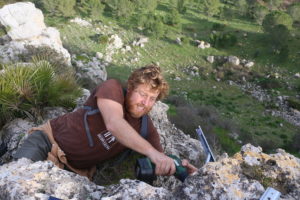 Operazioni di montaggio di una fototrappola in parete. Calogero Muscarella